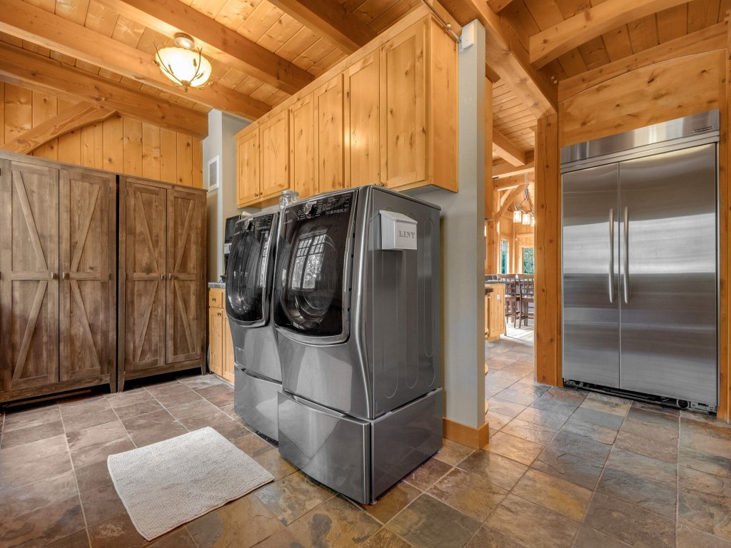 Maple Hill Lodge Vacation Rental in Washington - RedAwning