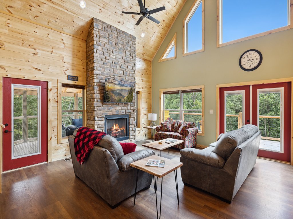 Hidden Cove Chalet Vacation Rental in Sevierville - RedAwning