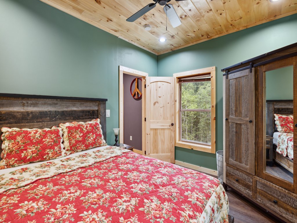 Hidden Cove Chalet Vacation Rental in Sevierville - RedAwning