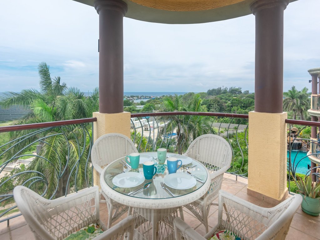 Pineapple Villa 442 Vacation Rental - RedAwning