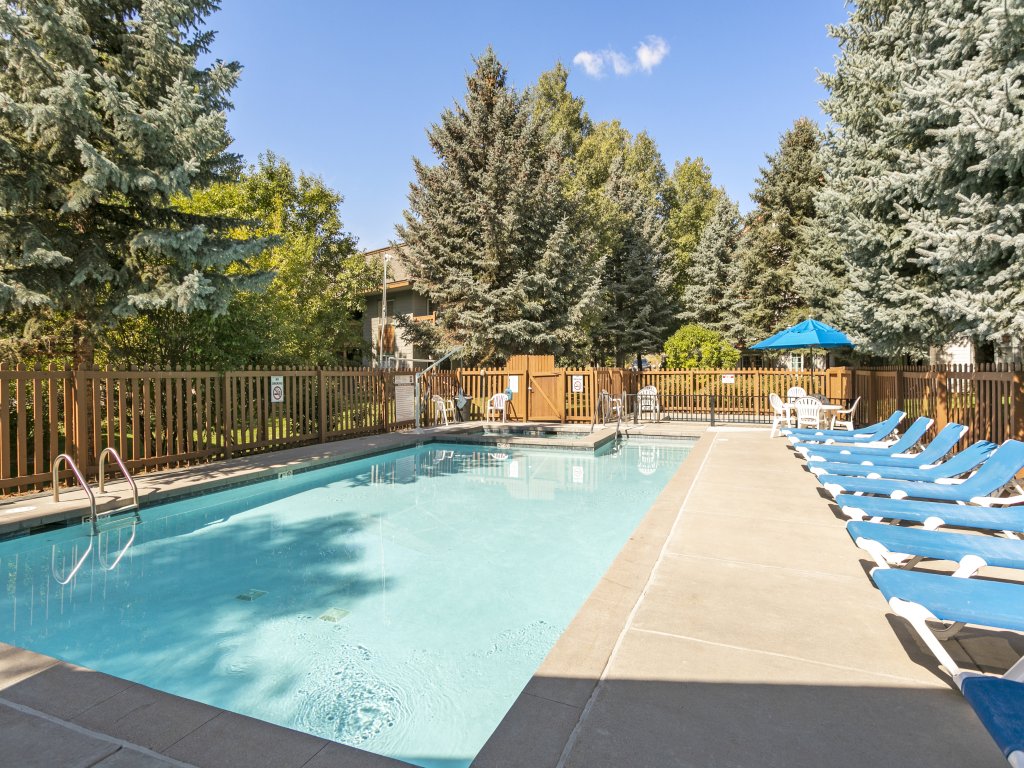 901 Crazy Horse Circle Vacation Rental in Edwards - RedAwning