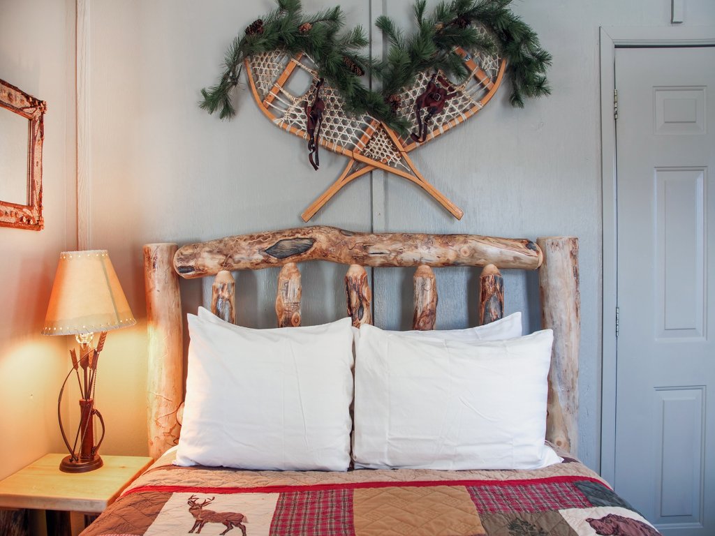 Fawn Valley Inn: Cabana Vacation Rental in Estes Park - RedAwning