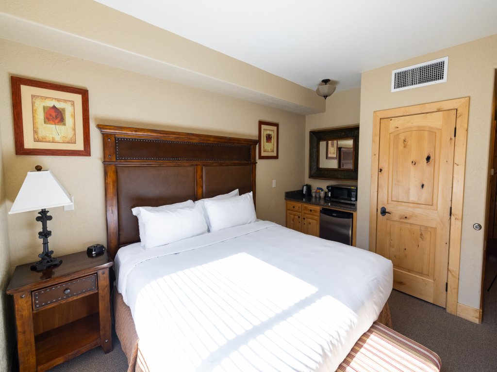 Silverado Lodge - 1 BR Suite, King Bed & Pool View Save 20% on 7+ Nights! Vacation Rental in Park City - RedAwning