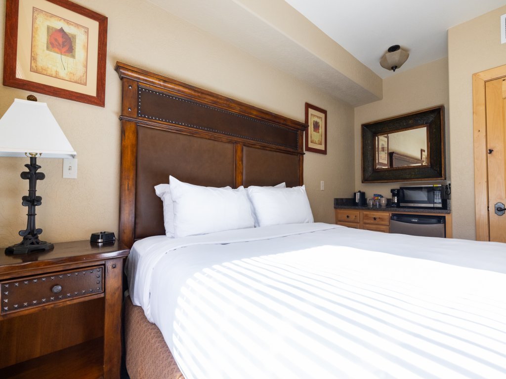 Silverado Lodge - 1 BR Suite, King Bed & Pool View Save 20% on 7+ Nights! Vacation Rental in Park City - RedAwning