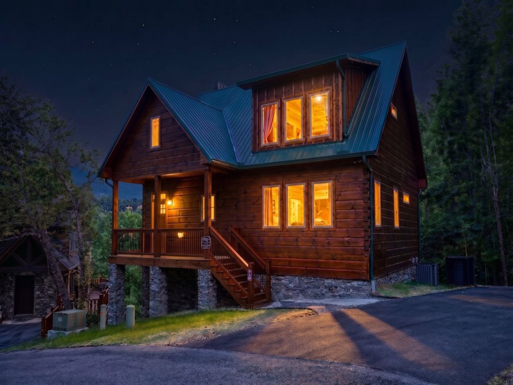 Bear Tracks Lodge Vacation Rental in Sevierville - RedAwning