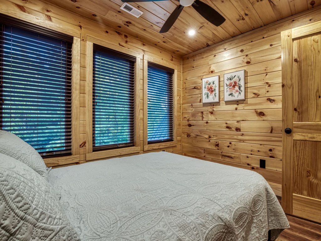 Bear Tracks Lodge Vacation Rental in Sevierville - RedAwning