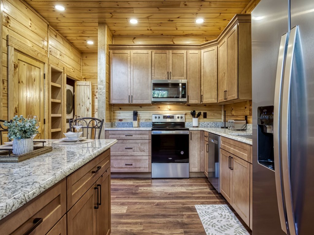 Bear Tracks Lodge Vacation Rental in Sevierville - RedAwning