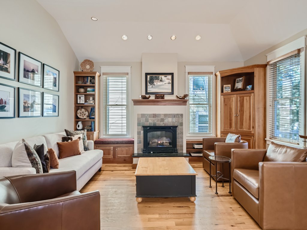 The Fox Den on French St Vacation Rental in Breckenridge - RedAwning