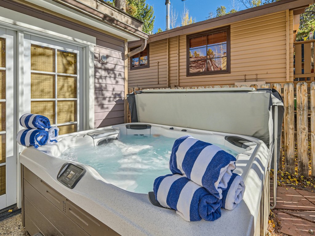 The Fox Den on French St Vacation Rental in Breckenridge - RedAwning