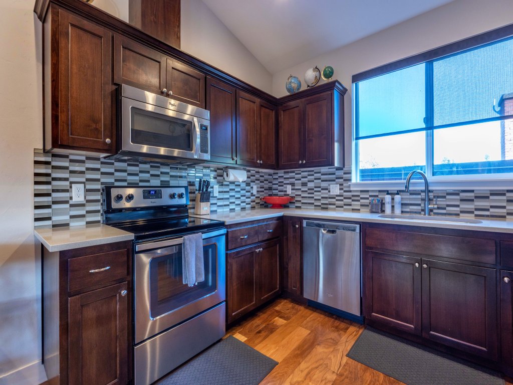 Hull Street Loft Vacation Rental in Hood River - RedAwning