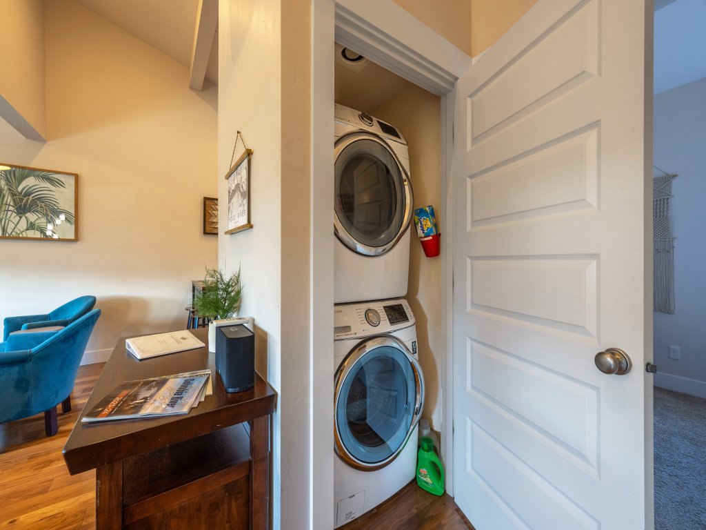 Hull Street Loft Vacation Rental in Hood River - RedAwning