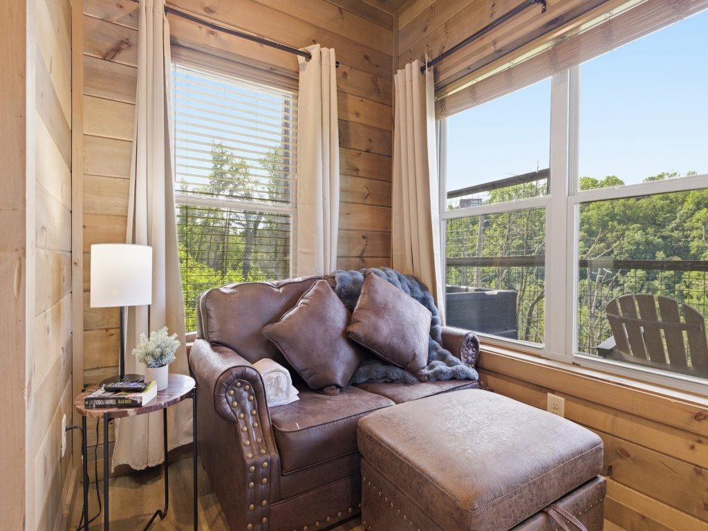 Little Bear Lodge Vacation Rental in Sevierville - RedAwning