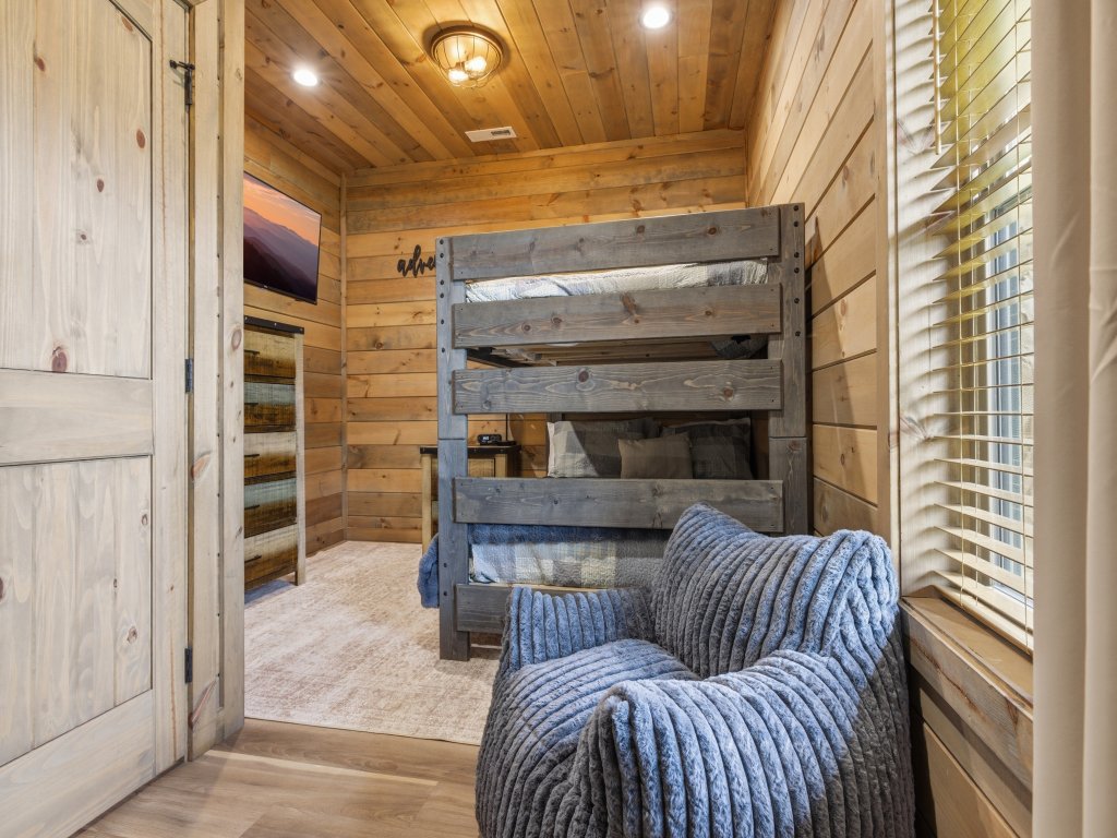 Little Bear Lodge Vacation Rental in Sevierville - RedAwning