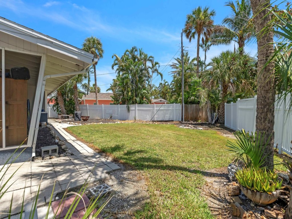 Seaduction AMI B Vacation Rental in Holmes Beach - RedAwning