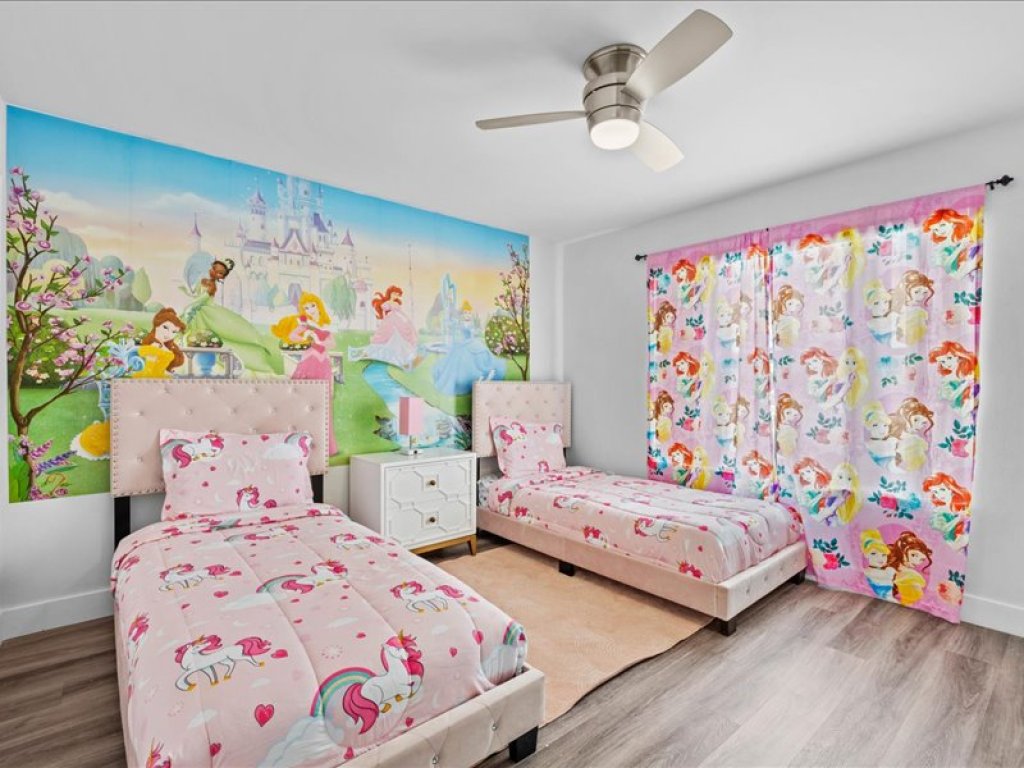 5 Bed Very Close To Disney World Vacation Rental in Davenport - RedAwning