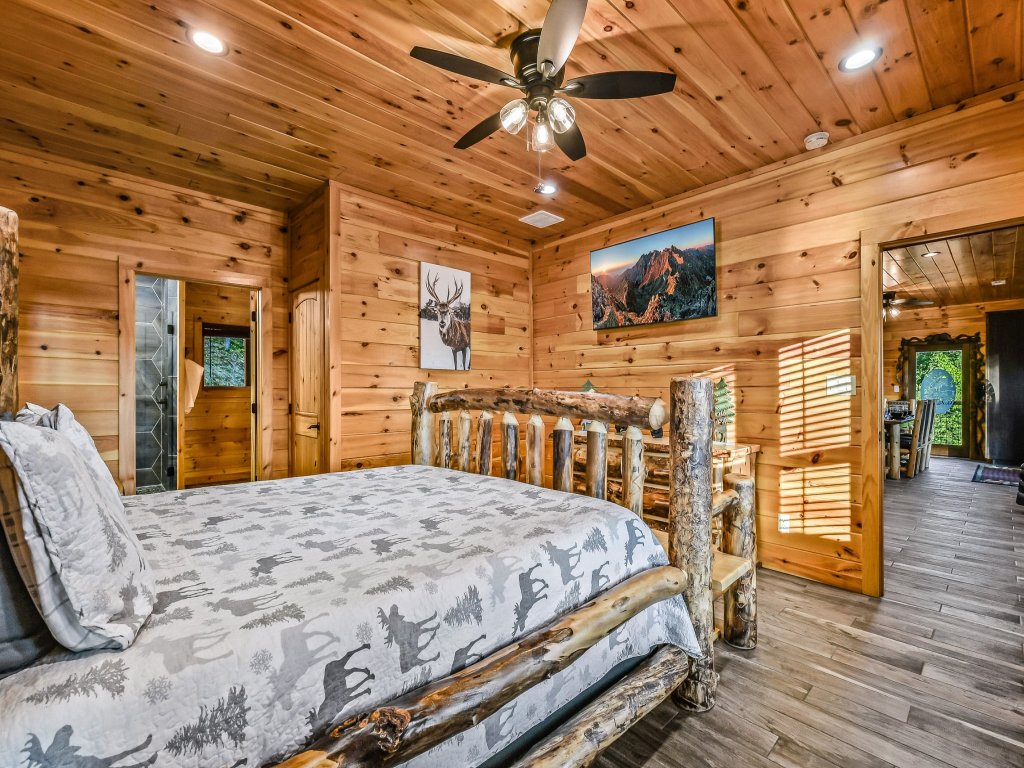 Lazy Bear Lodge Vacation Rental in Tennessee - RedAwning