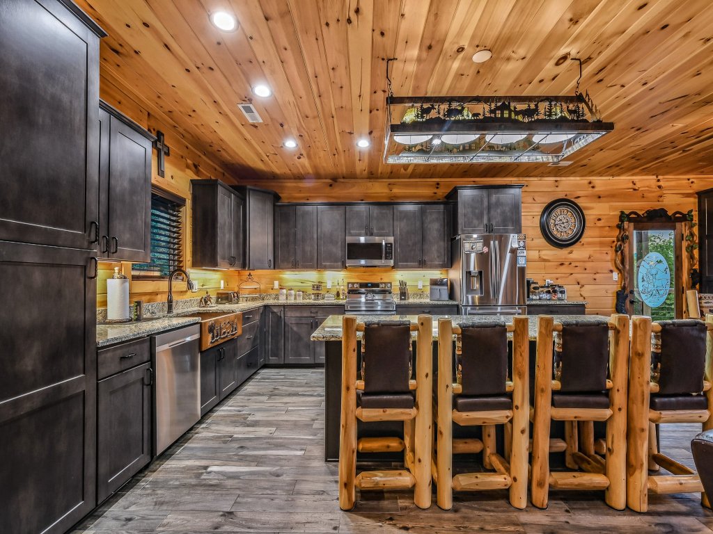 Lazy Bear Lodge Vacation Rental in Tennessee - RedAwning