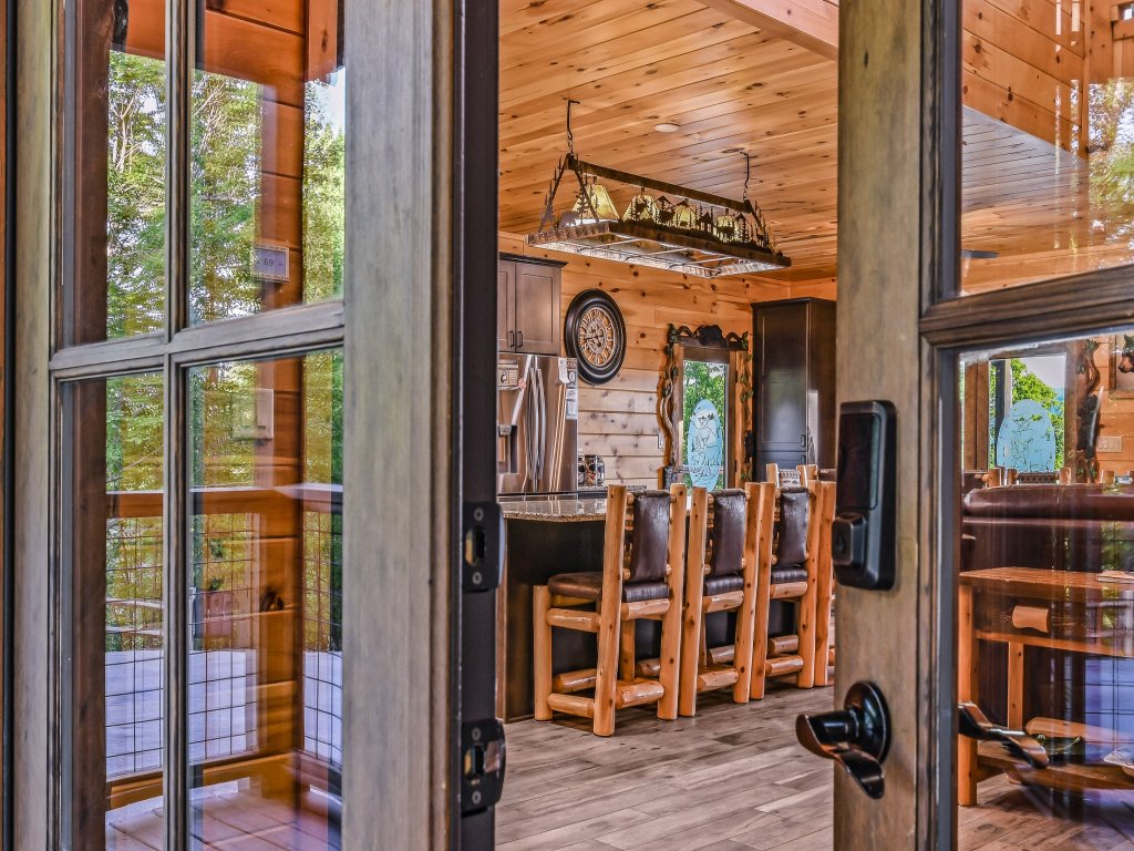 Lazy Bear Lodge Vacation Rental in Tennessee - RedAwning