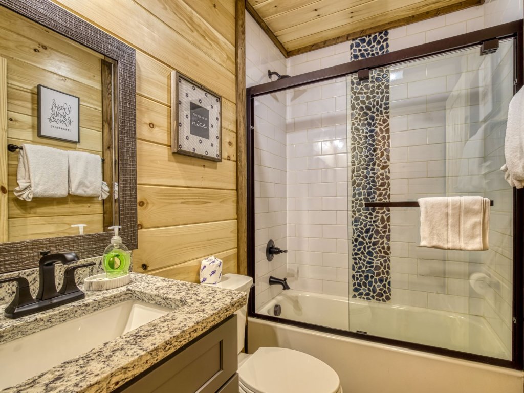 ERN862 - MeMe's Hunt'N Camp Vacation Rental in Pigeon Forge - RedAwning