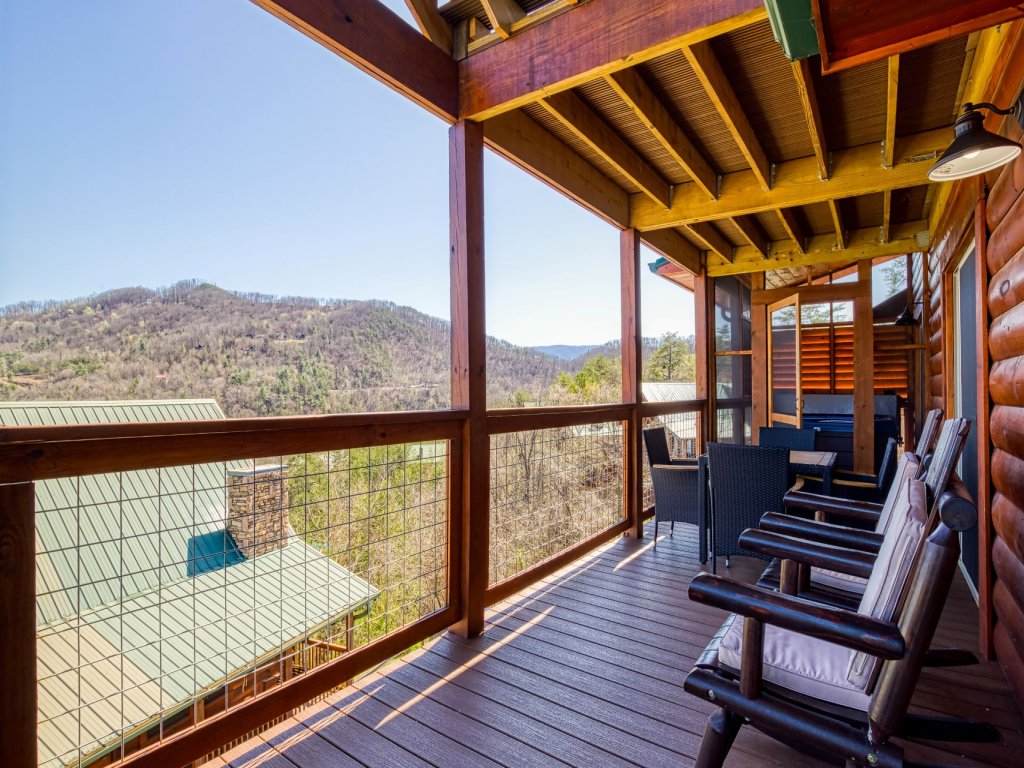 ERN862 - MeMe's Hunt'N Camp Vacation Rental in Pigeon Forge - RedAwning