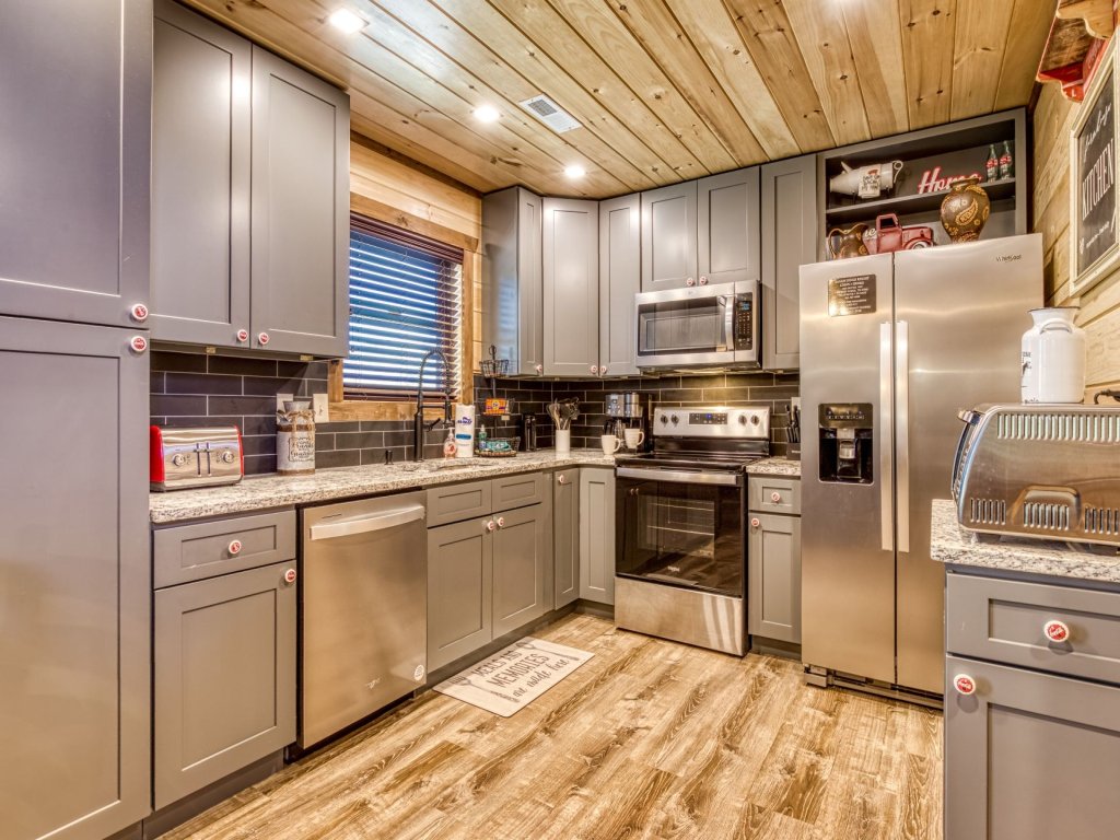ERN862 - MeMe's Hunt'N Camp Vacation Rental in Pigeon Forge - RedAwning
