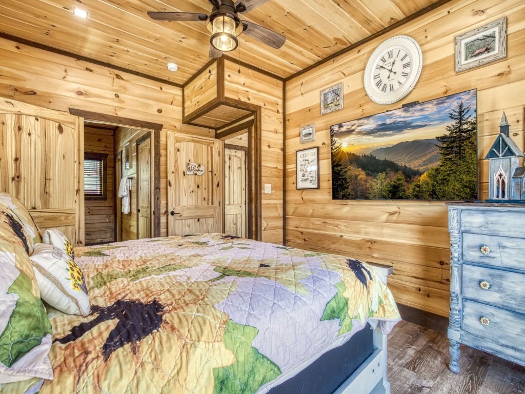 ERN862 - MeMe's Hunt'N Camp Vacation Rental in Pigeon Forge - RedAwning