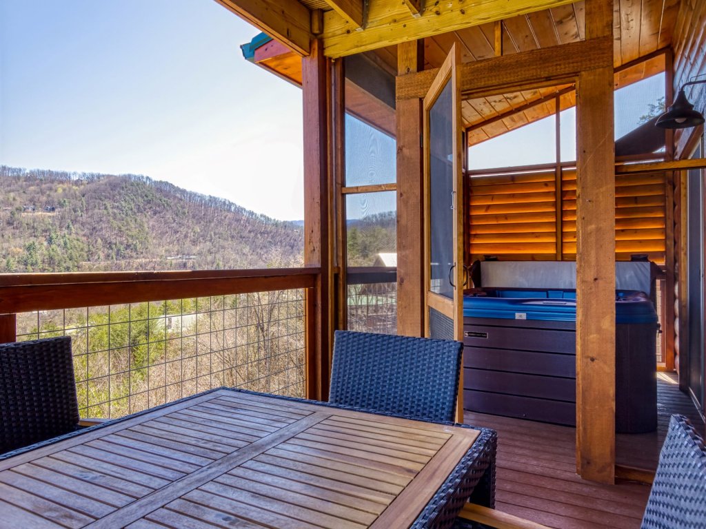 ERN862 - MeMe's Hunt'N Camp Vacation Rental in Pigeon Forge - RedAwning