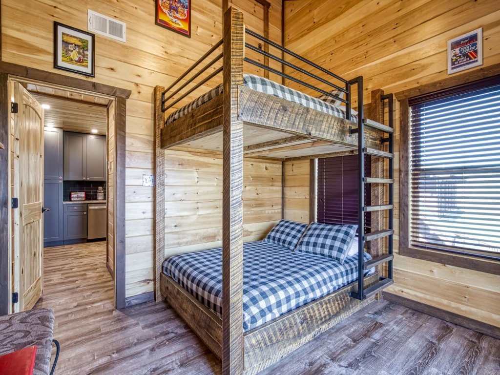 ERN862 - MeMe's Hunt'N Camp Vacation Rental in Pigeon Forge - RedAwning