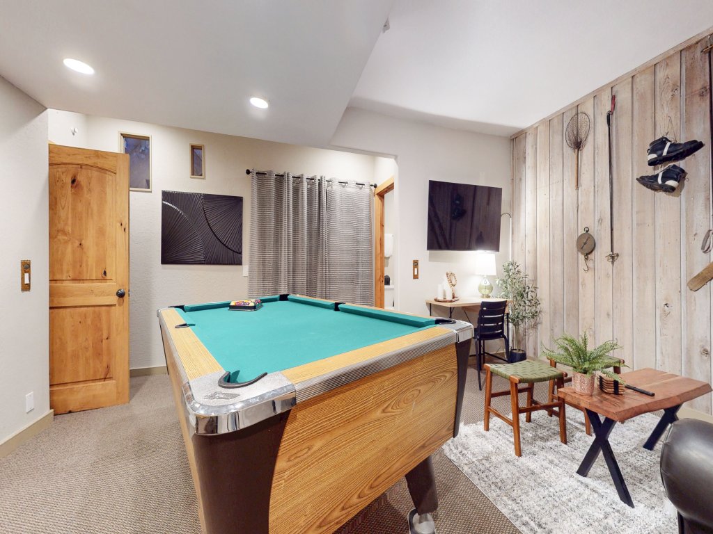 Val D'Isere #8 Vacation Rental in Mammoth Lakes - RedAwning