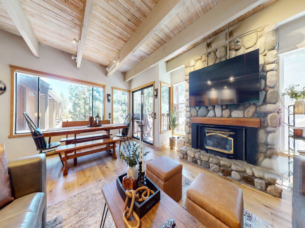 Val D'Isere #8 Vacation Rental in Mammoth Lakes - RedAwning