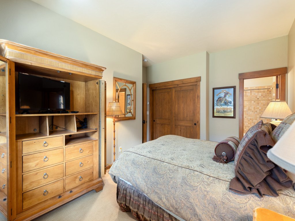66 Thackwell Lane Vacation Rental in Keystone - RedAwning