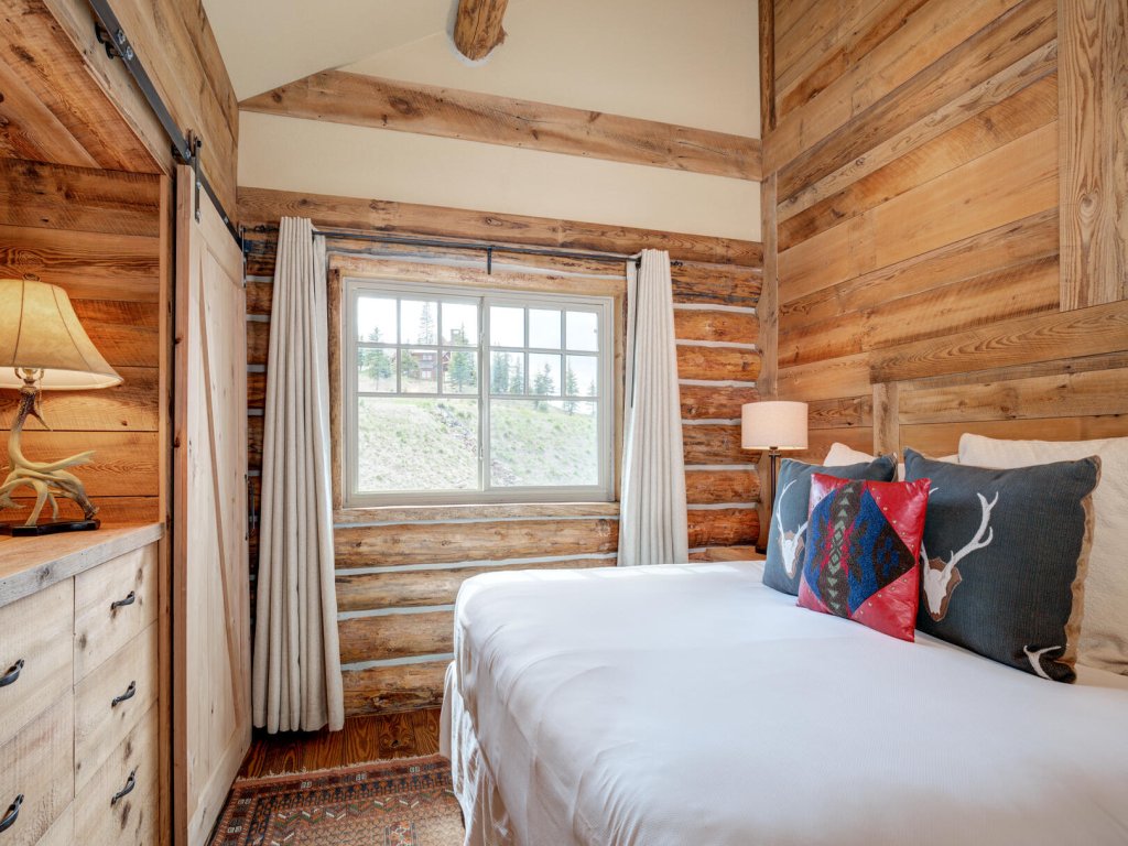 9 Cabin Hollow Vacation Rental in Big Sky - RedAwning