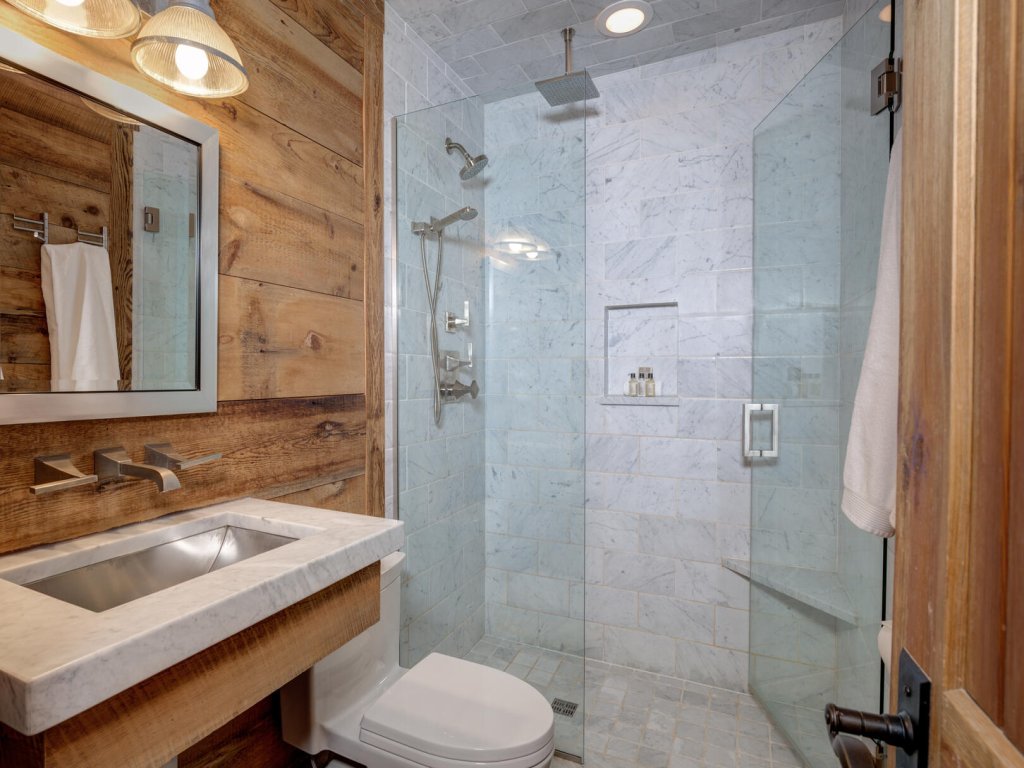9 Cabin Hollow Vacation Rental in Big Sky - RedAwning
