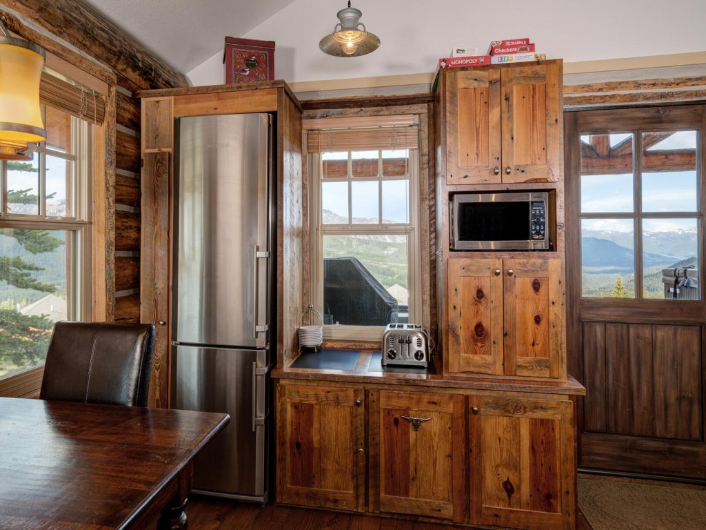 9 Cabin Hollow Vacation Rental in Big Sky - RedAwning