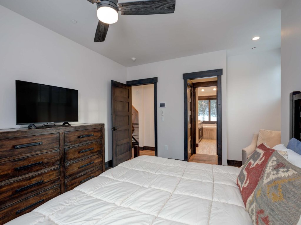 6 Jakes Lane Vacation Rental in Big Sky - RedAwning