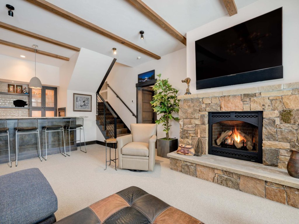 6 Jakes Lane Vacation Rental in Big Sky - RedAwning