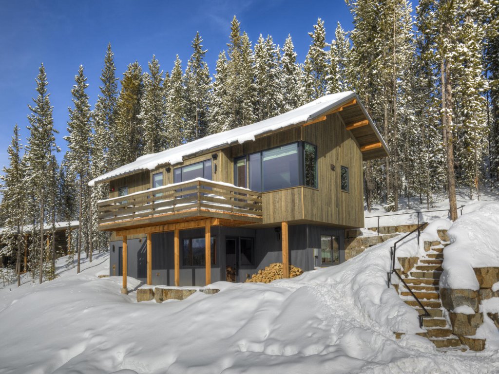 17 Lake Cabin Vacation Rental in Big Sky - RedAwning