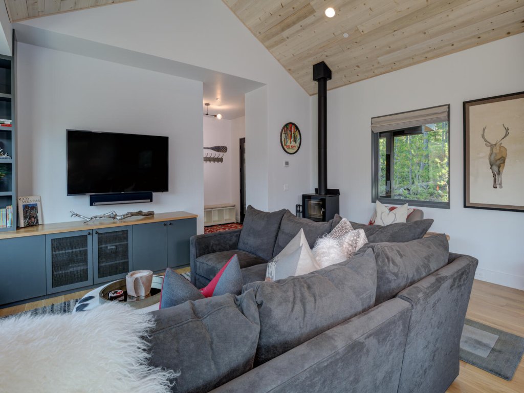 17 Lake Cabin Vacation Rental in Big Sky - RedAwning