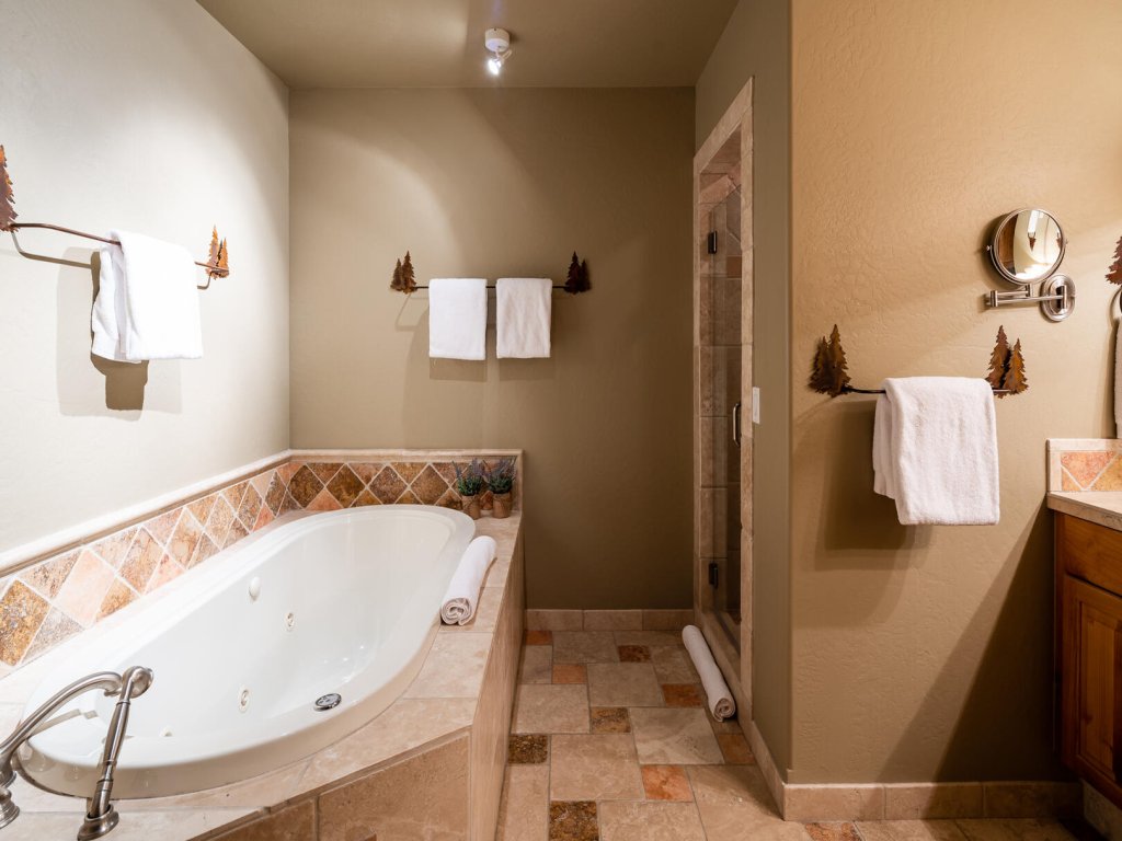5 Hidden Trail Vacation Rental in Big Sky - RedAwning
