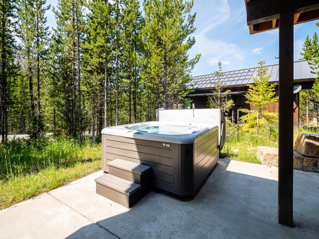 27 Lake Cabin Vacation Rental in Big Sky - RedAwning