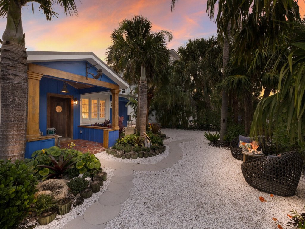 The Shady Mermaid Vacation Rental in Holmes Beach - RedAwning