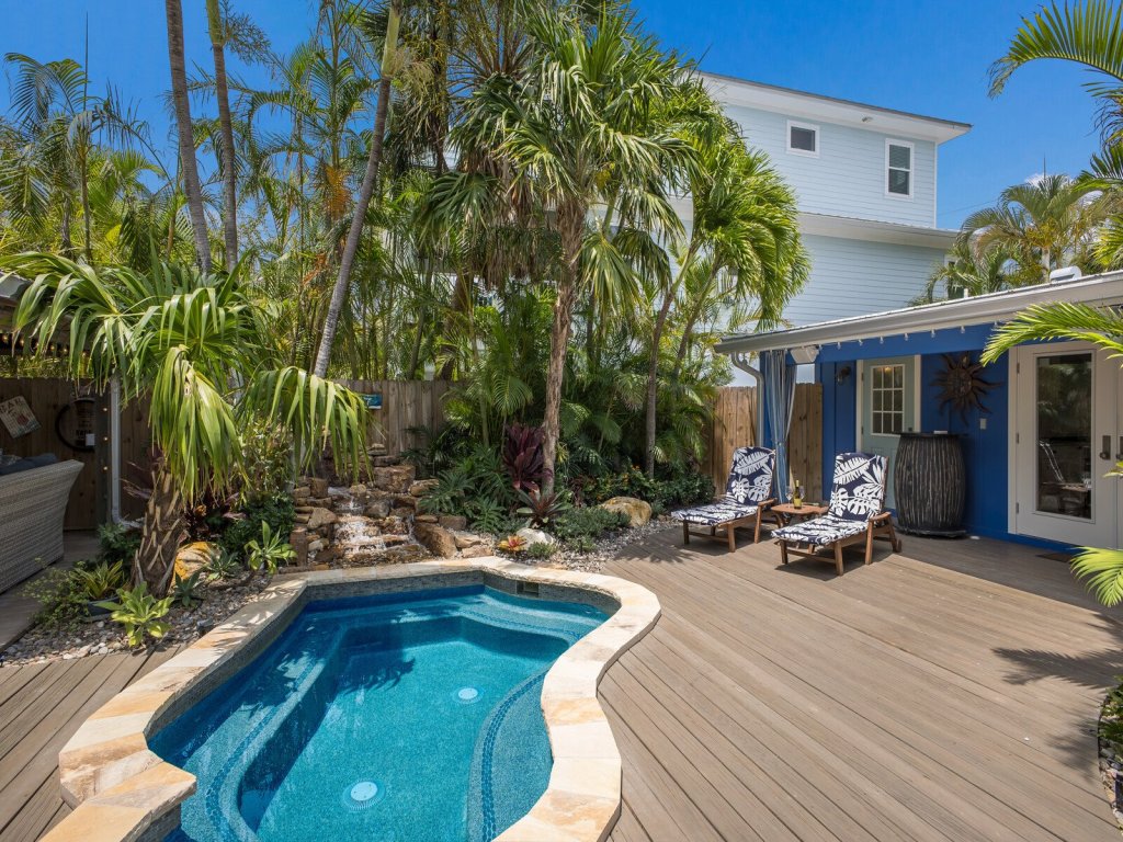 The Shady Mermaid Vacation Rental in Holmes Beach - RedAwning