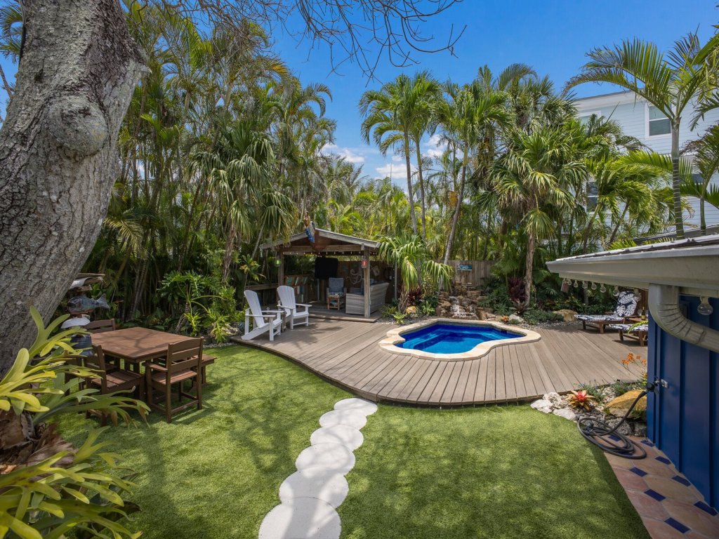 The Shady Mermaid Vacation Rental in Holmes Beach - RedAwning