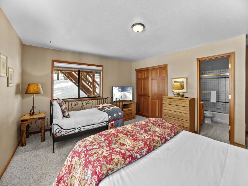 4 Bedroom Home at 392 Skidder Trail Vacation Rental in Truckee - RedAwning