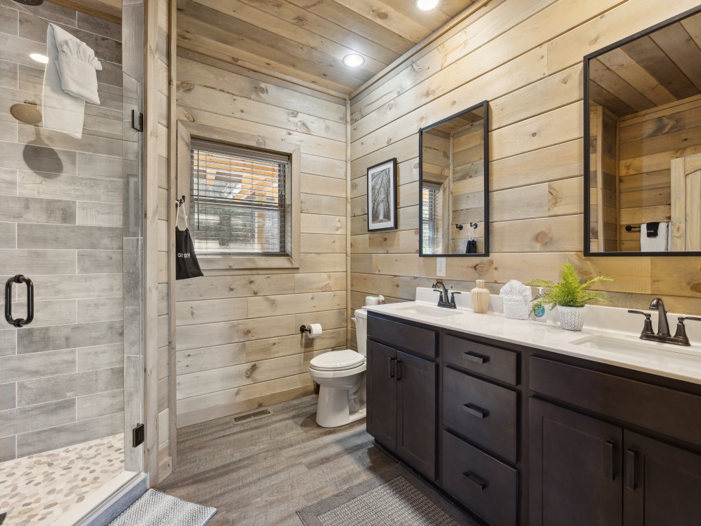 Treehouse Lodge Vacation Rental in Sevierville - RedAwning