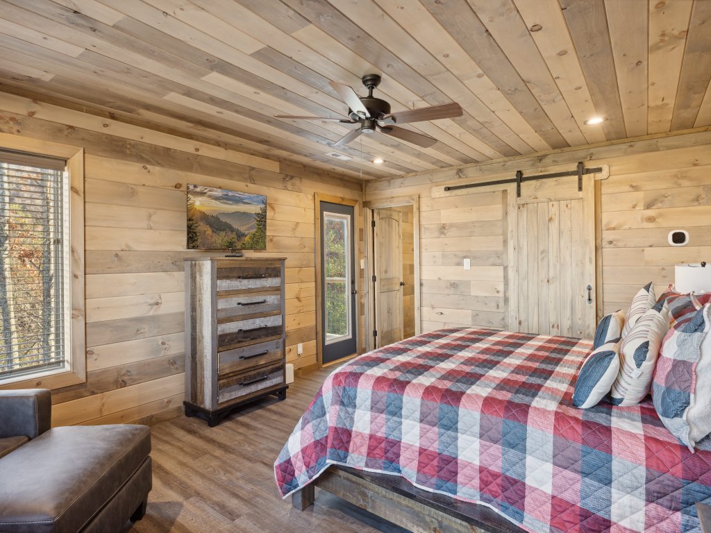 Treehouse Lodge Vacation Rental in Sevierville - RedAwning