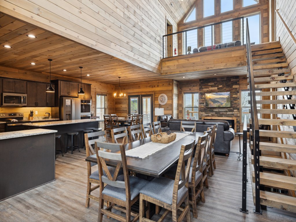 Treehouse Lodge Vacation Rental in Sevierville - RedAwning