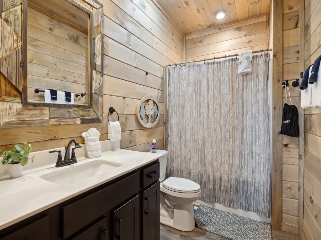 Treehouse Lodge Vacation Rental in Sevierville - RedAwning