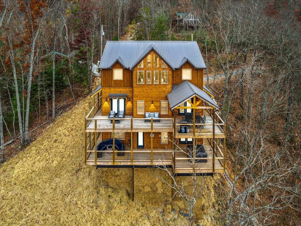 Treehouse Lodge Vacation Rental in Sevierville - RedAwning