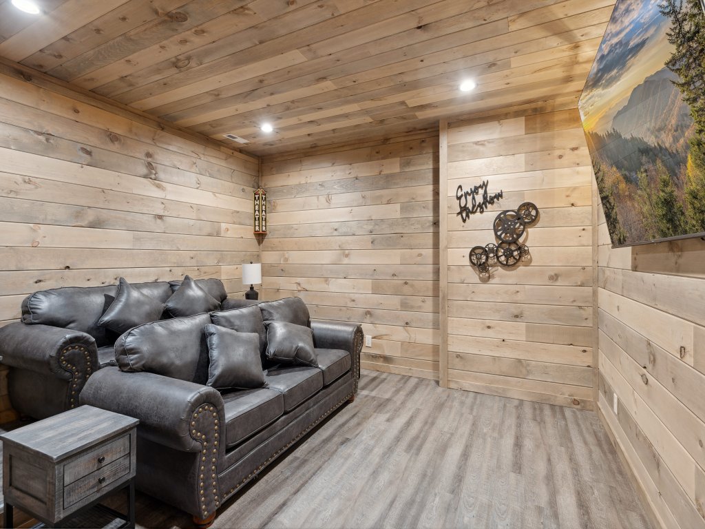 Treehouse Lodge Vacation Rental in Sevierville - RedAwning